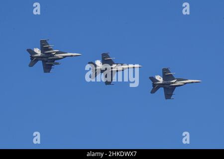 MAR DELLE FILIPPINE (Feb 3, 2022) F/A-18F Super Hornets, assegnato al 'Black Aces' di Strike Fighter Squadron (VFA) 41, volano dalla portaerei di classe Nimitz USS Abraham Lincoln (CVN 72). Noble Fusion dimostra che le forze navali di spedizione navali stand-in schierate in avanti dalla Marina e dai corpi marini possono operare in mare come unità di spedizione marina/gruppo anfibio pronto, insieme a un gruppo di scioperi portaerei, al fine di condurre operazioni letali di negazione del mare, cogliere il terreno marittimo chiave, garantire la libertà di movimento, E creare vantaggi per gli Stati Uniti, partner e forze alleate. Forza di spedizione navale Foto Stock