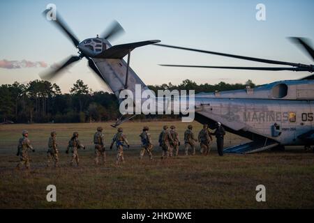 Gli airman del 820th base Defense Group, 93d Air Ground Operations Wing, salpano a bordo di un elicottero Marine Corps CH-53 “Super Stallion” alla Moody Air Force base, Georgia, 17 novembre 2021. La Air Ground Operations Wing 93d, il Marine Heavy Helicopter Squadron 366 e il Army National Guard Warrior Training Center hanno condotto un addestramento rapido sulla corda per esercitarsi a dispiegare il personale da un elicottero in luoghi dove l'elicottero stesso non può toccare. (STATI UNITI Air Force foto di 1st Lt. Katie Tamesis) Foto Stock