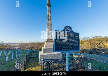 Montgomery, Alabama, USA-3 marzo 2021: Marcatore commemorativo nel vecchio cimitero di Oakwood onorando i morti dagli ospedali confederati a Montgomery du Foto Stock