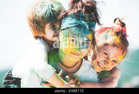 Bambini con dipinti viso. Felici i bambini che si abbracciano e sorridono. Foto Stock