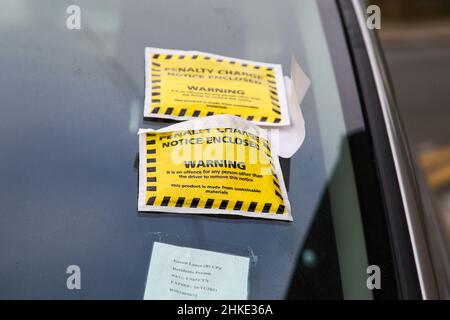 Londra, Regno Unito. 03rd Feb 2022. Due avvisi di multe per il parcheggio e penale visualizzati sul parabrezza di un'auto parcheggiata illegalmente su una strada. Credit: SOPA Images Limited/Alamy Live News Foto Stock