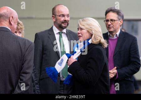 Il candidato conservatore Anna Firth indossa una sciarpa del Southend United al Southend Leisure & Tennis Center prima di essere dichiarato il vincitore nel Southend West per le elezioni. Data immagine: Venerdì 4 febbraio 2022. Foto Stock