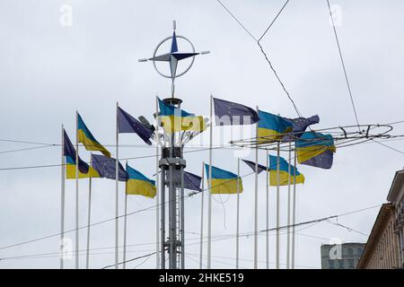 Kiev, Ucraina. 03rd Feb 2022. Bandiere ucraine, dell'Unione europea e della NATO (Organizzazione del Trattato del Nord Atlantico ) Simbolo sono esposti in Piazza europea nel centro di Kiev.la vita quotidiana continua come al solito nonostante la crescente tensione con la Russia, come la Russia massacrato più di 100 mila soldati al confine ucraino e l'Occidente teme che l'Ucraina potrebbe essere invasa. Il governo ucraino ha espresso preoccupazione per il fatto che la sua economia soffrirà a causa della crescente tensione. Credit: SOPA Images Limited/Alamy Live News Foto Stock