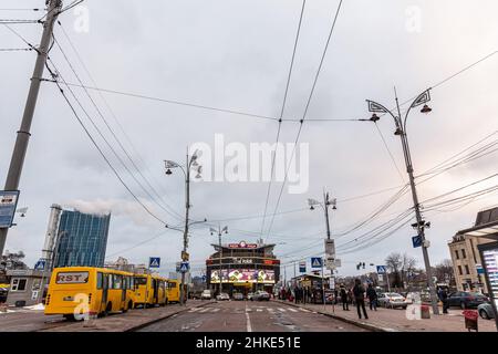 Kiev, Ucraina. 03rd Feb 2022. Vista sulla strada a una fermata dell'autobus vicino alla stazione ferroviaria principale nel centro di Kiev. La vita quotidiana continua come al solito nonostante l'aumento della tensione con la Russia, mentre la Russia ha massacrato più di 100 mila soldati al confine ucraino e l'Occidente teme che l'Ucraina possa essere invasa. Il governo ucraino ha espresso preoccupazione per il fatto che la sua economia soffrirà a causa della crescente tensione. Credit: SOPA Images Limited/Alamy Live News Foto Stock