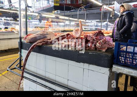 Kiev, Ucraina. 03rd Feb 2022. Una donna vende prodotti a base di carne a Zhytny Rynok - mercato alimentare fresco nel centro di Kiev. La vita quotidiana continua come al solito nonostante l'aumento della tensione con la Russia, mentre la Russia ha massacrato più di 100 mila soldati al confine ucraino e l'Occidente teme che l'Ucraina possa essere invasa. Il governo ucraino ha espresso preoccupazione per il fatto che la sua economia soffrirà a causa della crescente tensione. Credit: SOPA Images Limited/Alamy Live News Foto Stock