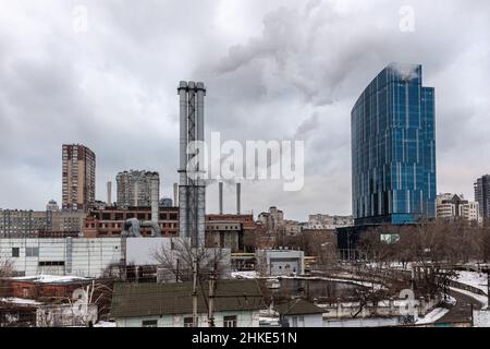 Kiev, Ucraina. 03rd Feb 2022. Edificio di uffici e un'infrastruttura di riscaldamento urbano vicino alla stazione ferroviaria principale nel centro di Kiev. La vita quotidiana continua come al solito nonostante l'aumento della tensione con la Russia, mentre la Russia ha massacrato più di 100 mila soldati al confine ucraino e l'Occidente teme che l'Ucraina possa essere invasa. Il governo ucraino ha espresso preoccupazione per il fatto che la sua economia soffrirà a causa della crescente tensione. Credit: SOPA Images Limited/Alamy Live News Foto Stock