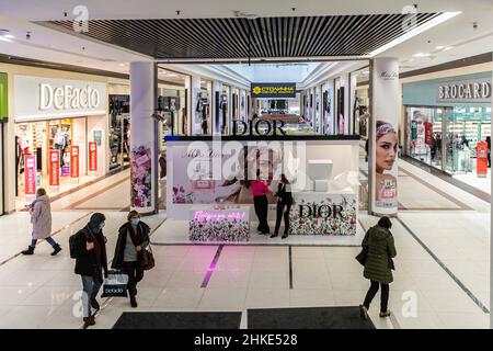 Kiev, Ucraina. 03rd Feb 2022. La gente cammina in un centro commerciale nel centro di Kiev. La vita quotidiana continua come al solito nonostante l'aumento della tensione con la Russia, mentre la Russia ha massacrato più di 100 mila soldati al confine ucraino e l'Occidente teme che l'Ucraina possa essere invasa. Il governo ucraino ha espresso preoccupazione per il fatto che la sua economia soffrirà a causa della crescente tensione. Credit: SOPA Images Limited/Alamy Live News Foto Stock