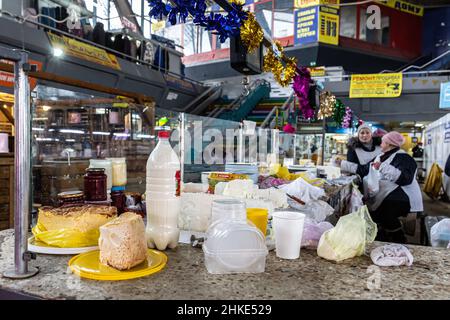 Kiev, Ucraina. 03rd Feb 2022. Le donne vendono prodotti diari a Zhytny Rynok - mercato alimentare fresco nel centro di Kiev. La vita quotidiana continua come al solito nonostante l'aumento della tensione con la Russia, mentre la Russia ha massacrato più di 100 mila soldati al confine ucraino e l'Occidente teme che l'Ucraina possa essere invasa. Il governo ucraino ha espresso preoccupazione per il fatto che la sua economia soffrirà a causa della crescente tensione. Credit: SOPA Images Limited/Alamy Live News Foto Stock