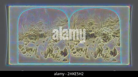 Ispirato da Snowy Trees (presumibilmente) in Inghilterra, Snow Scene., Manchester Photographic Company Ltd, editore: Manchester Photographic Company Ltd, Inghilterra, editore: Manchester, c. 1850 - c. 1880, stampa albume, altezza 85 mm x larghezza 170 mm, reinventata da Artotop. L'arte classica reinventata con un tocco moderno. Design di calda e allegra luminosità e di raggi di luce. La fotografia si ispira al surrealismo e al futurismo, abbracciando l'energia dinamica della tecnologia moderna, del movimento, della velocità e rivoluzionando la cultura Foto Stock