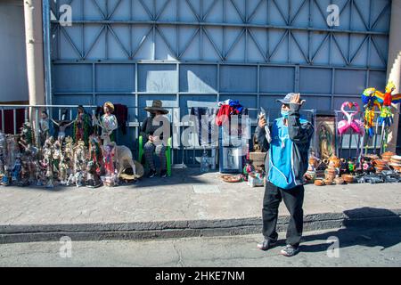 Un uomo che utilizza i suoi talenti alle vendite per spostare merci, per fare alcuni pesos e mantenere la sua famiglia sopravvivere. Foto Stock