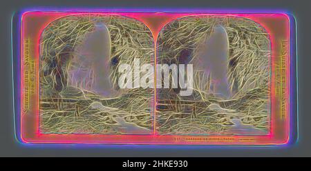 Ispirato alla cascata Pissevache, Cascade de Pisse-Vache, (de très pres), la Suisse et la Savoie, Ernest Eléonor Pierre Lamy, Wallis, c.. 1860 - c. 1880, stampa albume, altezza 85 mm x larghezza 170 mm, reinventata da Artotop. L'arte classica reinventata con un tocco moderno. Design di calda e allegra luminosità e di raggi di luce. La fotografia si ispira al surrealismo e al futurismo, abbracciando l'energia dinamica della tecnologia moderna, del movimento, della velocità e rivoluzionando la cultura Foto Stock