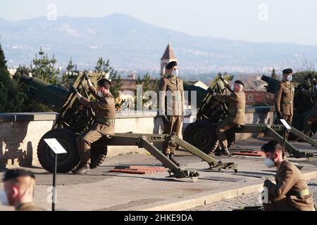 Roma, Italia. 3rd Feb 2022. Viene lanciato un saluto da 21 cannoni per l'inaugurazione del Presidente italiano Sergio Mattarella a Roma, 3 febbraio 2022. Mattarella è stata giurata qui giovedì, inaugurando il suo secondo mandato di sette anni. Questa è la seconda volta che un capo di Stato viene rieletto in Italia dal 1948. Credit: Alberto Lingria/Xinhua/Alamy Live News Foto Stock