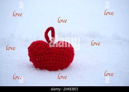 Cuore rosso nella neve, San Valentino carta, essere il mio valentine Foto Stock