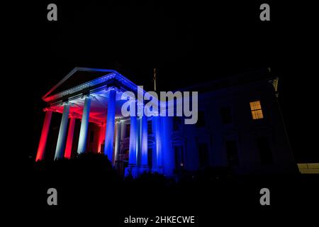 Washington, Vereinigte Staaten. 03rd Feb 2022. Il Portico Nord della Casa Bianca di Washington, DC è illuminato in rosso, bianco e blu prima dell'inizio dei Giochi Olimpici invernali del 2022 giovedì 3 febbraio 2022. Credit: Al Drago/Pool via CNP/dpa/Alamy Live News Foto Stock