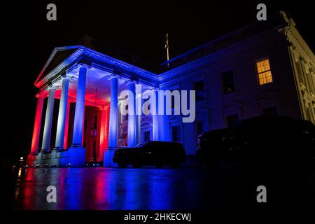 Washington, Vereinigte Staaten. 03rd Feb 2022. Il Portico Nord della Casa Bianca di Washington, DC è illuminato in rosso, bianco e blu prima dell'inizio dei Giochi Olimpici invernali del 2022 giovedì 3 febbraio 2022. Credit: Al Drago/Pool via CNP/dpa/Alamy Live News Foto Stock