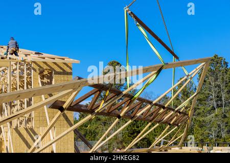 Il tetto in legno con gru supporta travi a traliccio per l'installazione Foto Stock