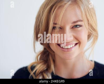 Buona giornata di capelli. Ritratto di una bella giovane donna. Foto Stock