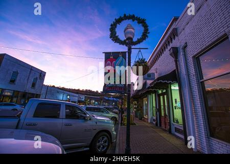 Prattville, Alabama, USA- 23 dicembre 2021: Buon Natale bandiera Prattville su una luce di strada nel centro storico al tramonto. Foto Stock