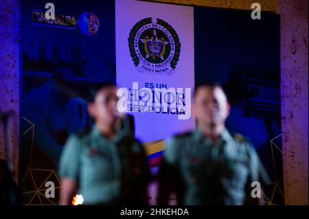 Cartagena, Colombia. 03rd Feb 2022. Un cappello della polizia colombiana durante il congresso internazionale antidroga di Cartagena, Colombia, 22 febbraio 2022. La Colombia segna una nuova strategia contro il traffico di droga nell'ambito della strategia 'Esmeralda'. Credit: Long Visual Press/Alamy Live News Foto Stock