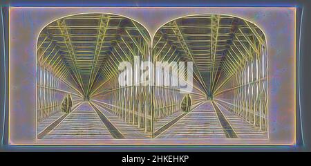 Ispirato alla sezione pedonale del ponte sospeso sulle Cascate del Niagara, con la ferrovia sopra, il Ponte sospeso del Niagara. Interior View, Stati Uniti d'America, William England, editore: The London stereoscopic Company, Niagara Falls Suspension Bridge, editore: London, 1859, paper, Reimagined by Artotop. L'arte classica reinventata con un tocco moderno. Design di calda e allegra luminosità e di raggi di luce. La fotografia si ispira al surrealismo e al futurismo, abbracciando l'energia dinamica della tecnologia moderna, del movimento, della velocità e rivoluzionando la cultura Foto Stock