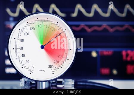 Indicatore della pressione sanguigna con freccia nella zona di pericolo rossa, concetto medico di pressione alta. Foto Stock