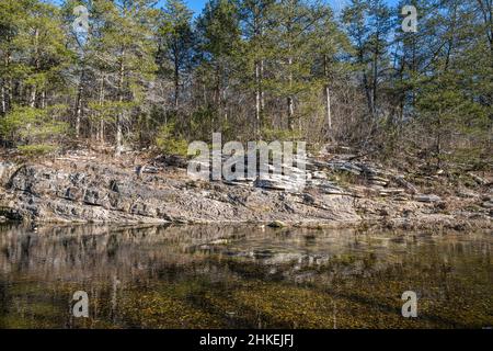 Riva rocciosa lungo South Sylamore Creek nelle Ozark Mountains a Mountain View, Arkansas. (USA) Foto Stock