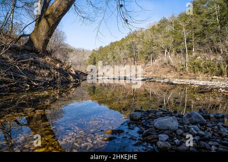 Un rilassante paesaggio del torrente al Fireside Retreats sul South Sylamore Creek nelle Ozark Mountains a Mountain View, Arkansas. (USA) Foto Stock