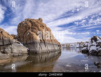 Vista sul lago Watson circondata da rocce di masso in inverno. Foto Stock