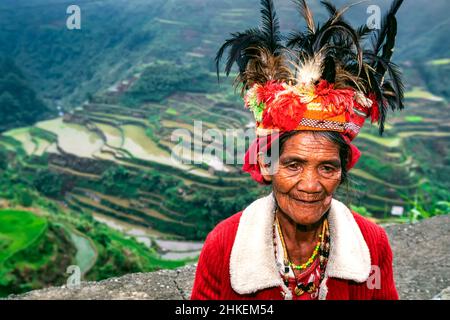 Donna Ifugao in abiti tradizionali a Banaue risice Terraces, Ifugao, Filippine Foto Stock