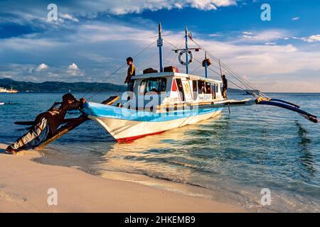 Traghetto turistico a White Beach, Boracay, Aklan, Visayas, Filippine Foto Stock