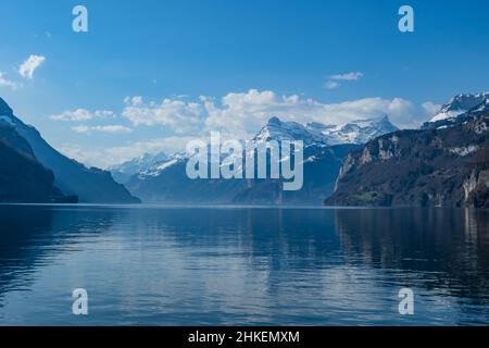 Vista sul lago di Vierwaldstättersee, Svizzera, verso le montagne innevate in una soleggiata giornata di primavera Foto Stock