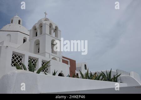 Vista di due cappelle greche ortodosse a Fira Santorini Grecia Foto Stock