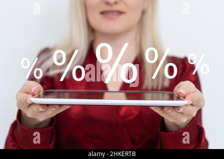 Una mano umana con un tablet che mostra lo sconto percentuale di vendita Foto Stock