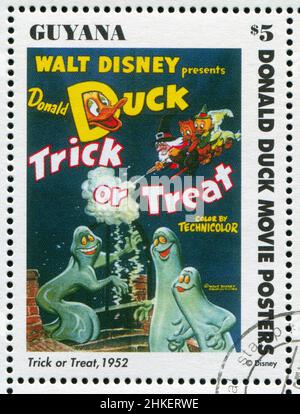 GUYANA - CIRCA 1994: Timbro stampato da Guyana, mostra i personaggi Walt Disney, Trick or Treat, circa 1994 Foto Stock