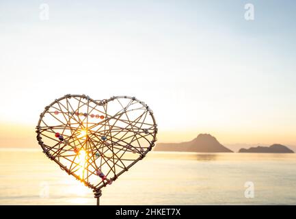 Silhouette del costruttore di forma di cuore di Ingegnere in costruzione. San Valentino Foto Stock