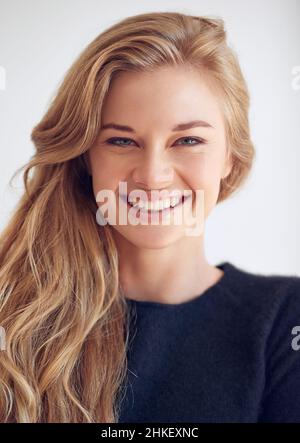 La vita è bella, come il mio stile. Ritratto di una bella giovane donna. Foto Stock