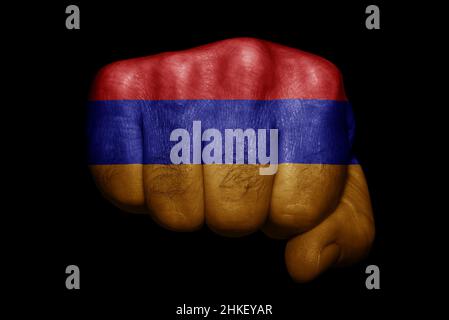 Bandiera di Armenia dipinta su forte pugno su sfondo nero Foto Stock