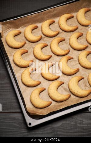 Vassoio da forno con i tradizionali biscotti Kipferl alla vaniglia tedeschi o austriaci Vanillekipferl Foto Stock