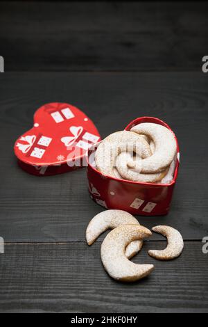 Confezione regalo a forma di cuore piena di biscotti Kipferl alla vaniglia tradizionali tedeschi o austriaci Vanillekipferl Foto Stock