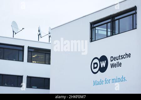 Bonn, Germania. 04th Feb 2022. I piatti satellitari si trovano sul tetto di Deutsche Welle a Bonn. La Russia ha vietato la diffusione di Deutsche Welle, l'emittente straniera della Repubblica federale di Germania. Inoltre, giovedì il Ministero degli Esteri russo ha ordinato la chiusura dell'ufficio dei corrispondenti a Mosca e il ritiro degli accreditamenti dei giornalisti. Credit: Oliver Berg/dpa/Alamy Live News Foto Stock