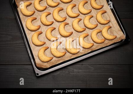 Vassoio da forno con i tradizionali biscotti Kipferl alla vaniglia tedeschi o austriaci Vanillekipferl Foto Stock