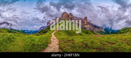 Vista panoramica del gruppo del Sella, coperto da nuvole di temporale scuro, vista dal Passo Gardena. Foto Stock