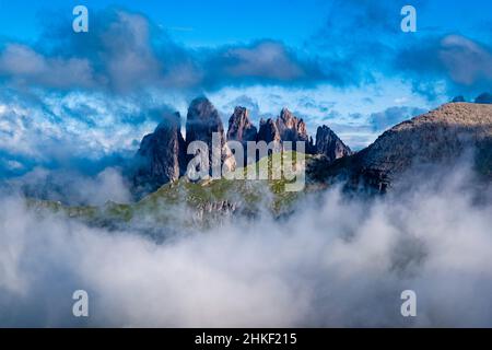 Le cime del massiccio dell'Odle Geisler, coperte di nuvole, viste dalla cima del Grand Circus. Foto Stock