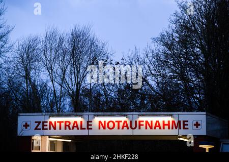 Laatzen, Germania. 04th Feb 2022. Il pronto soccorso centrale di KRH Klinikum Agnes Karl Laatzen nella regione di Hannover è illuminato all'alba. Il numero di pazienti affetti da Corona che arrivano in clinica per 100.000 abitanti entro sette giorni è stato dato dal RKI il giovedì come 5,00 (Mercoledì: 4,77). Questo può includere persone con test Corona positivi che hanno un'altra malattia primaria. Credit: Julian Stratenschulte/dpa/Alamy Live News Foto Stock