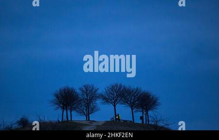 Hannover, Germania. 04th Feb 2022. Un ciclista che indossa un gilet ad alta visibilità si siede su una collina a Kronsberg la mattina presto. Credit: Julian Stratenschulte/dpa/Alamy Live News Foto Stock