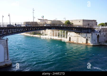 Il ponte sospeso di Taranto che separa la nuova città dal vecchio villaggio Foto Stock