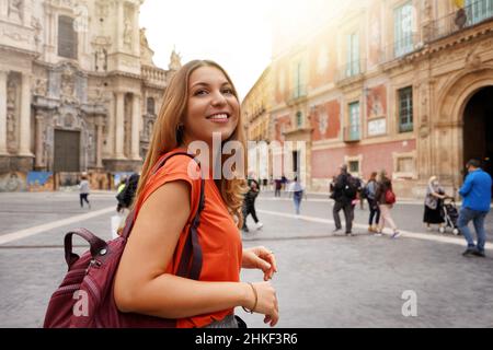 Bella ragazza di scambio scuola eccitata in visita in Europa nel programma di scambio Foto Stock