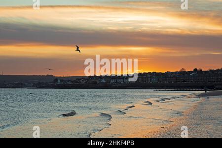 Portobello, Edimburgo, Scozia, Regno Unito. 4th febbraio 2022. Fresca alba sulla riva del Firth of Forth. Temperatura 2,5 gradi centigradi. Credit: Archwhite/alamy live news. Foto Stock