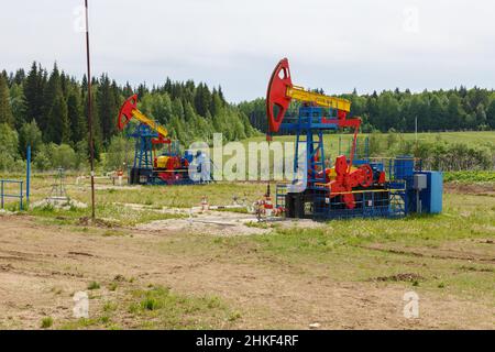 Perm Krai, Russia - 02 giugno 2021: Pompa dell'olio sul campo. Industria dei pozzi petroliferi in Russia. Lukoil Oil Company Foto Stock