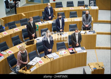 Magonza, Germania. 04th Feb 2022. I membri del parlamento di Stato della Renania-Palatinato si levano in silenzio per un minuto per i due poliziotti uccisi nella regione del Palatinato durante la riunione della commissione d'inchiesta sul disastro provocato dalle inondazioni nella valle dell'Ahr. Il poliziotto di 29 anni e il suo collega di 24 anni erano stati uccisi il 31 gennaio 2022, durante un controllo del traffico su una strada provinciale vicino a Kusel. Credit: Frank Rumpenhorst/dpa/Alamy Live News Foto Stock